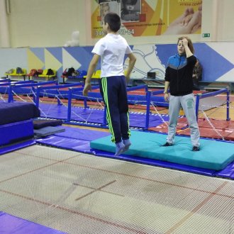 Прыжки и гимнастика на батуте
